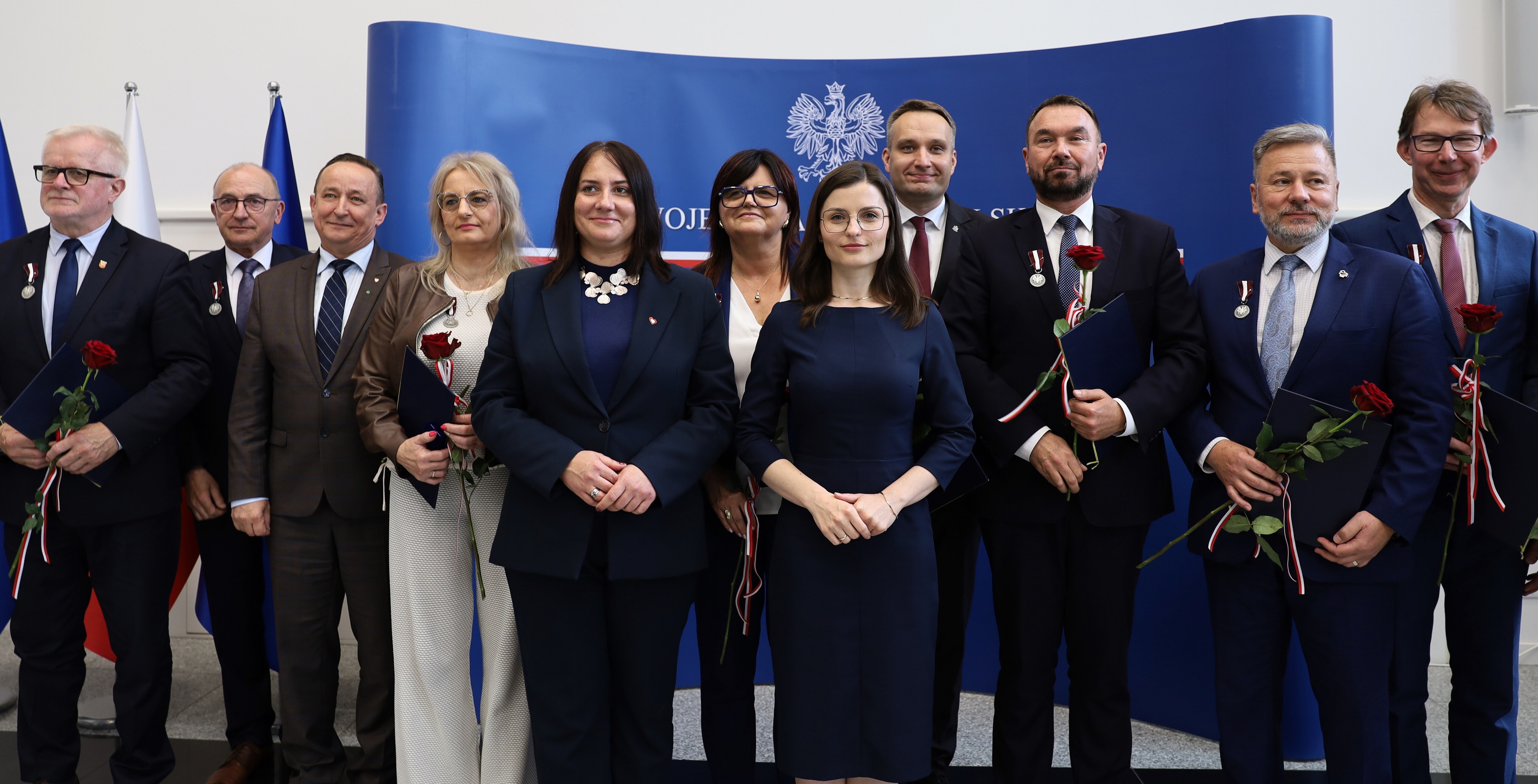 Fotografia samorządowców wyróżnionych Odznaką Honorową za Zasługi dla Samorządu Terytorialnego