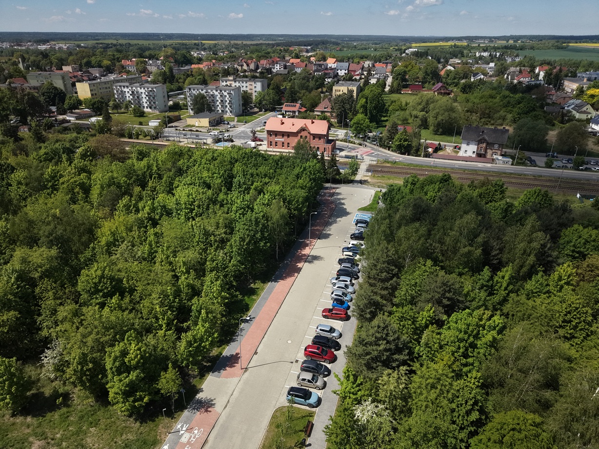 Fotografia z drona przedstawiająca węzeł przesiadkowy po wschodniej stronie stacji kolejowej w Murow