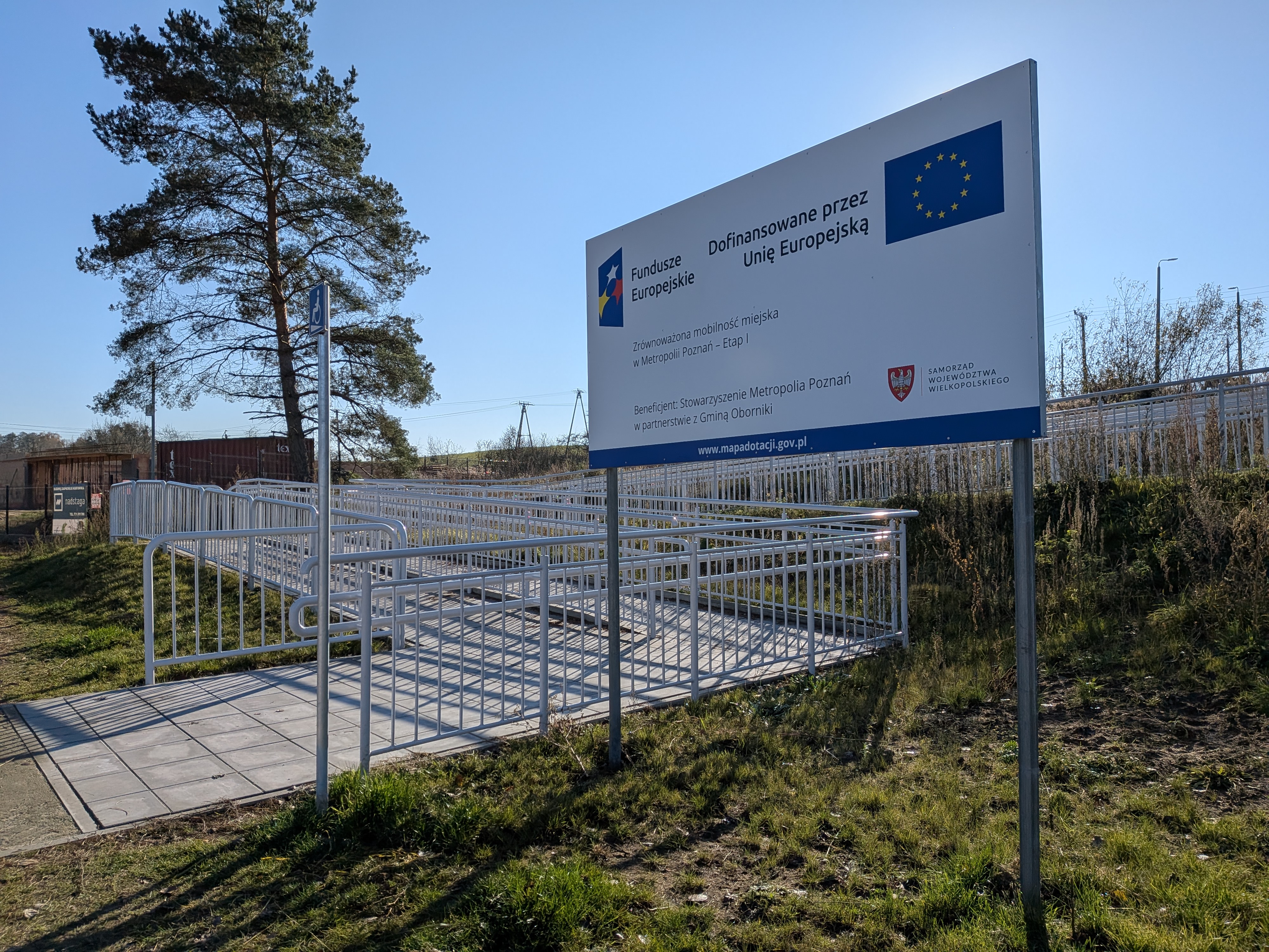 Nowa pochylnia przy przystanku PKP w Bogdanowie