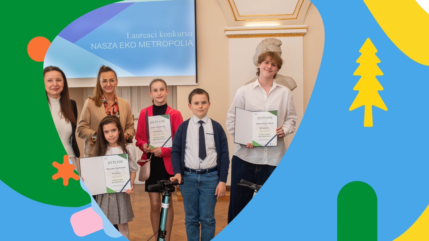 Zdjęcie ukazujące laureatów konkursu. W tle grafika w kolorach zielonym, żółtym i niebieskim.