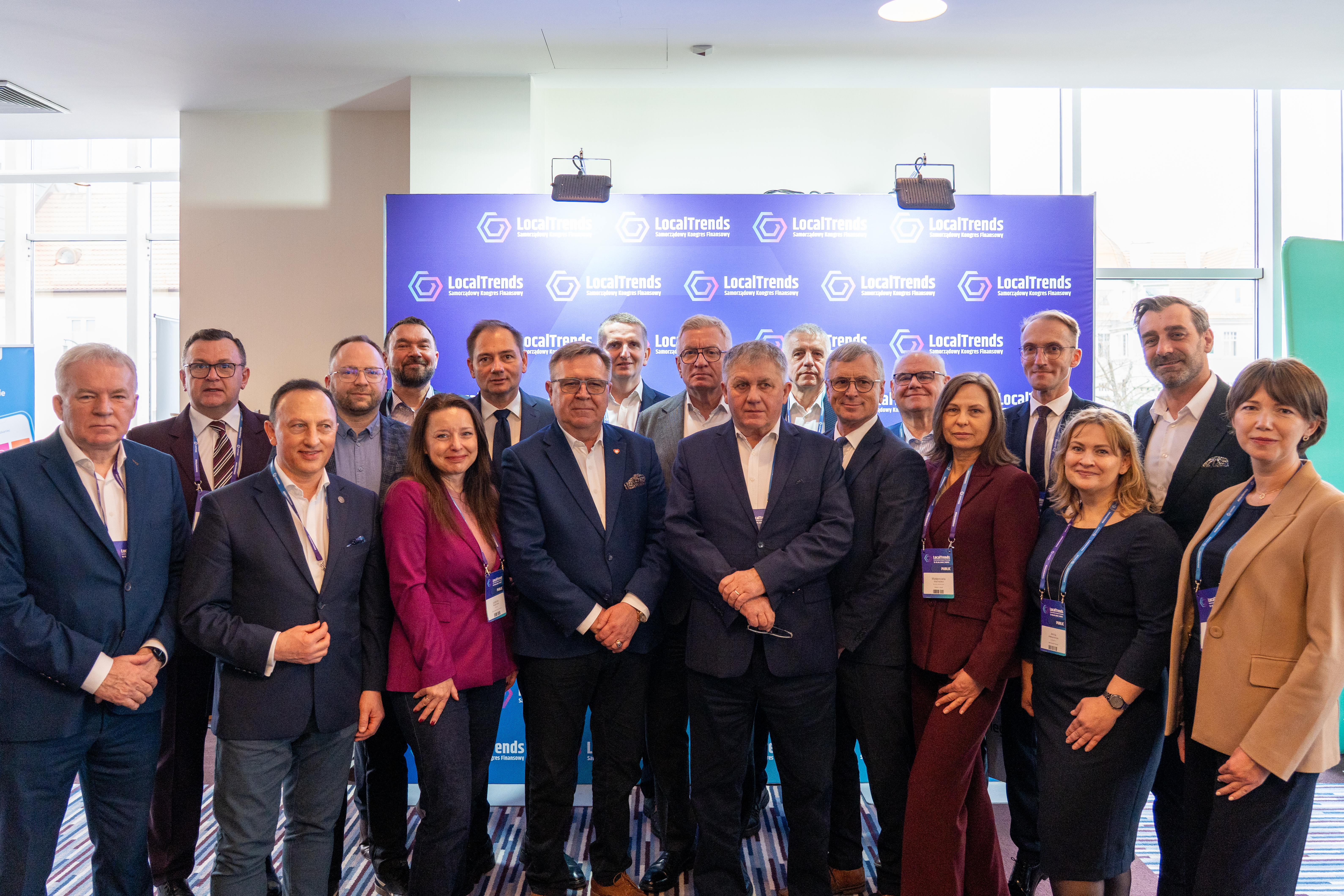 Zdjęcie przedstawia reprezentację Rady Metropolii Poznań podczas wyjazdowego posiedzenia w Sopocie, 