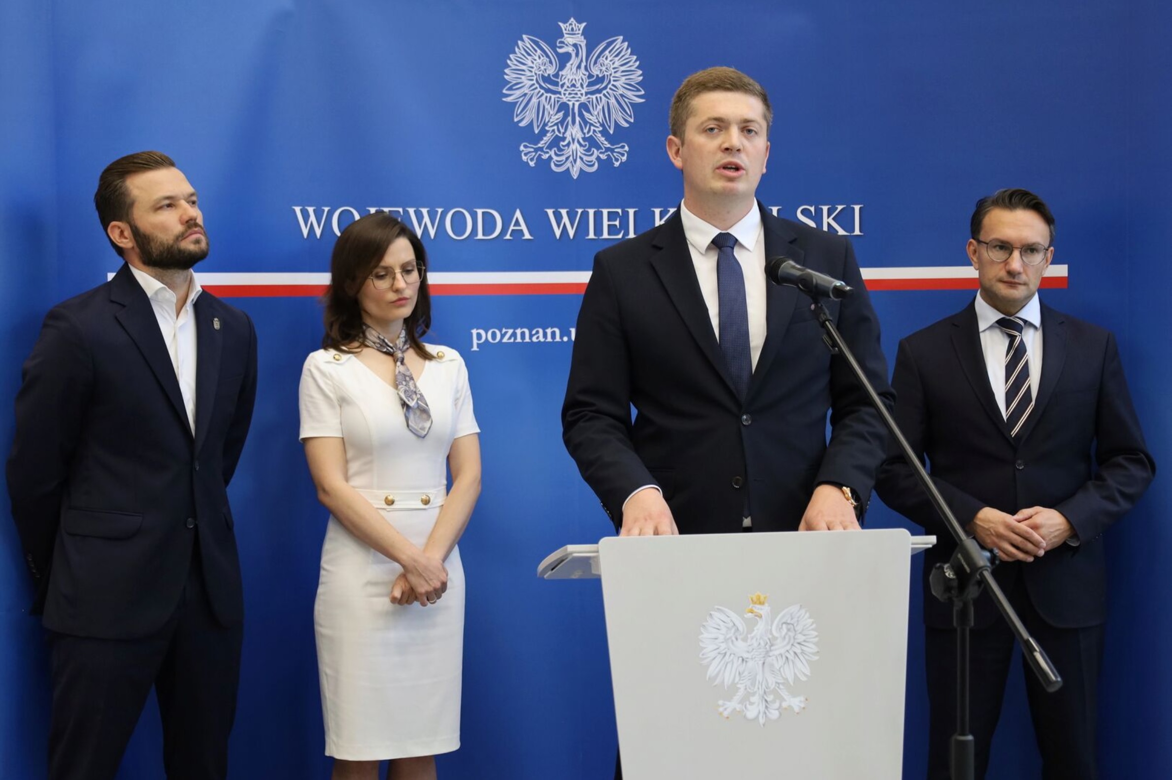 Fotografia przedstawiająca briefing prasowy w Sali Herbowej Urzędu Wojewódzkiego w Poznaniu