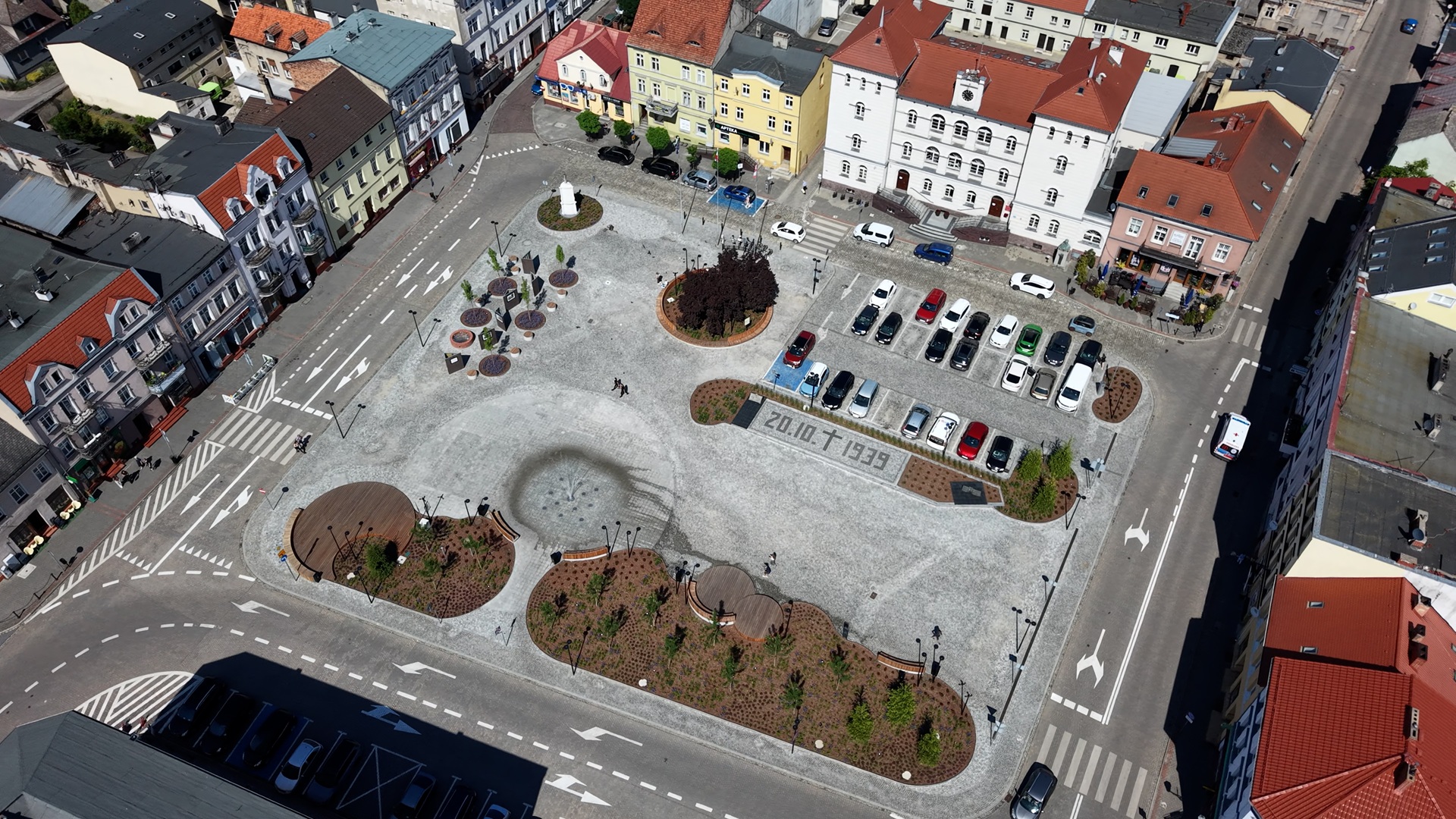 Zdjęcie z drona przedstawia zmodernizowany Plac 20 Października w Śremie - na płycie rynku widać ele
