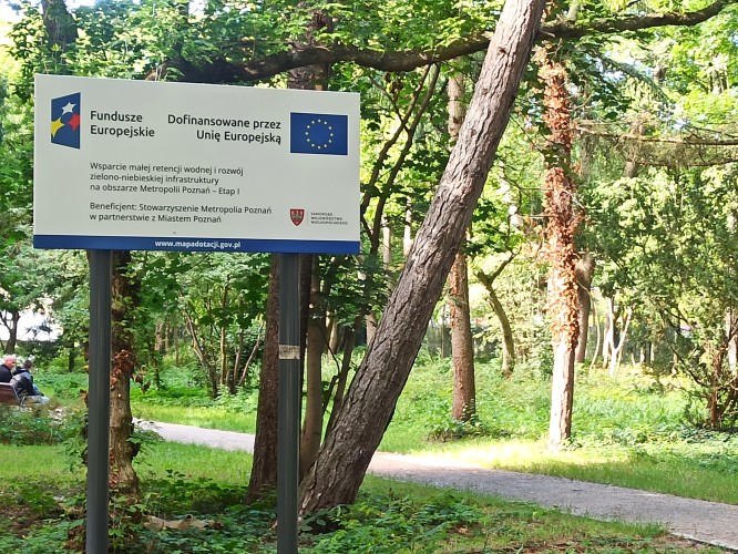 Elementy wspierające adaptację do zmian klimatu i mała architektura na terenie skweru