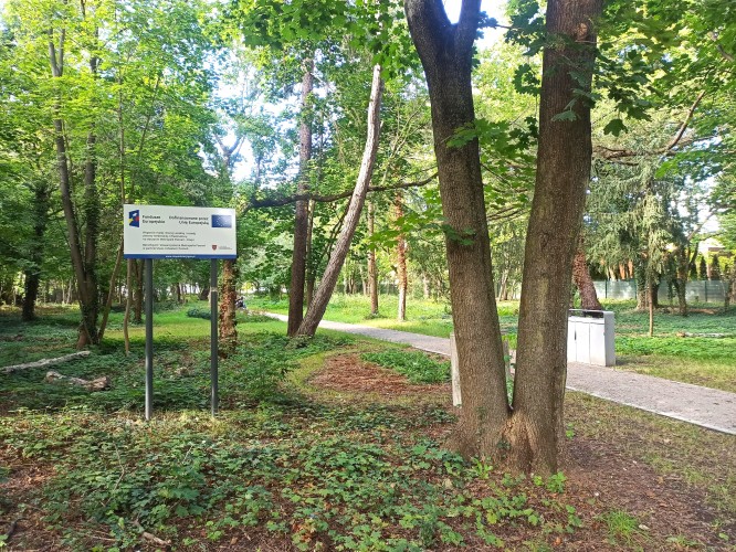 Elementy wspierające adaptację do zmian klimatu i mała architektura na terenie skweru