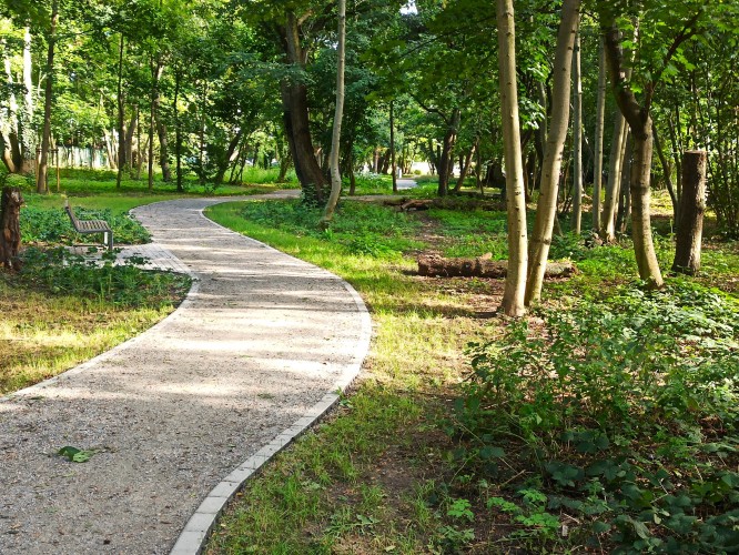 Elementy wspierające adaptację do zmian klimatu i mała architektura na terenie skweru