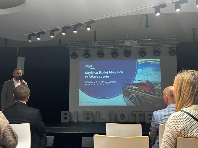 Fotografia przedstawia uczestników wizyty studyjnej w Warszawie