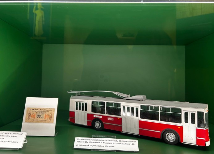 Fotografia przedstawia uczestników wizyty studyjnej w Warszawie