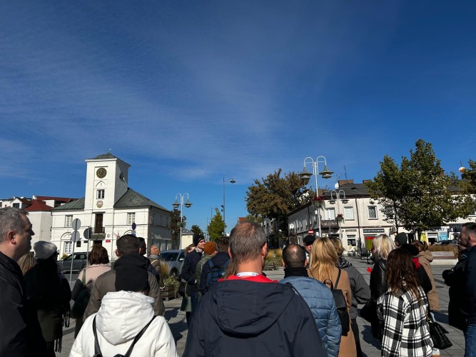 Fotografia przedstawia uczestników wizyty studyjnej w Warszawie