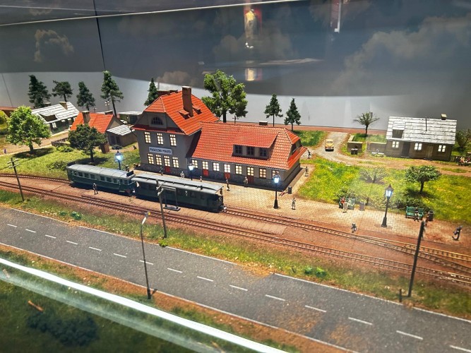 Fotografia przedstawia uczestników wizyty studyjnej w Warszawie