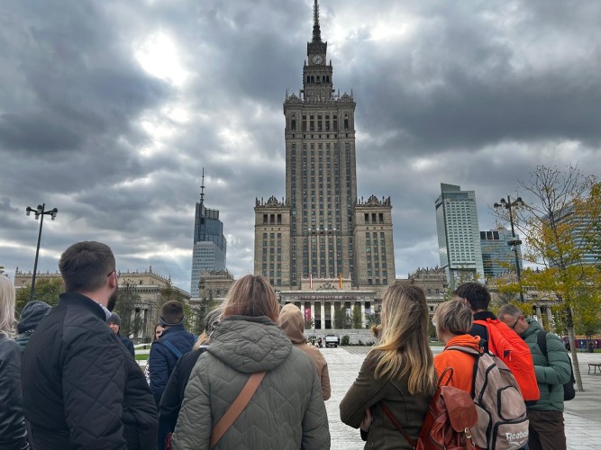 Fotografia przedstawia uczestników wizyty studyjnej w Warszawie