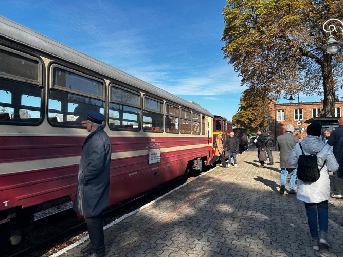 Fotografia przedstawia uczestników wizyty studyjnej w Warszawie