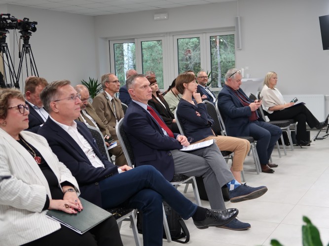 Fotografia przedstawia uczestników konferencji