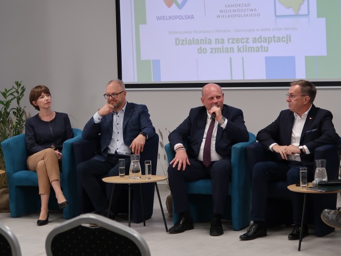 Fotografia przedstawia uczestników konferencji