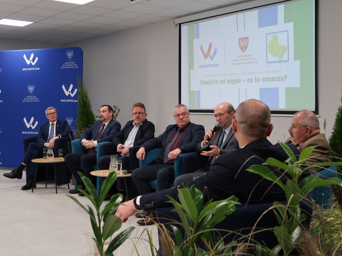 Fotografia przedstawia uczestników konferencji