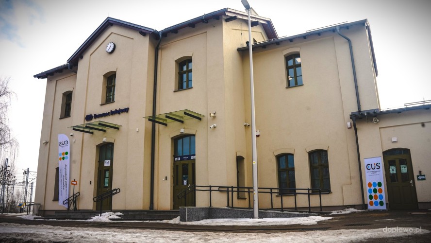 Widok z zewnątrz budynku dworca PKP Palędzie
