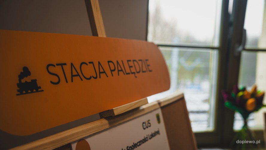 Widok tablicy z napisem STACJA PALĘDZIE