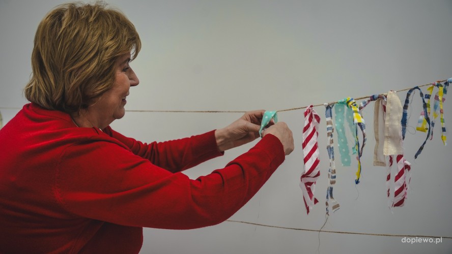Fotografia przedstawiajaca seniorkę podczas prac plastycznych.