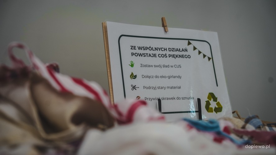 Zdjęcie przedstawia tablicę opartą o ścianę.