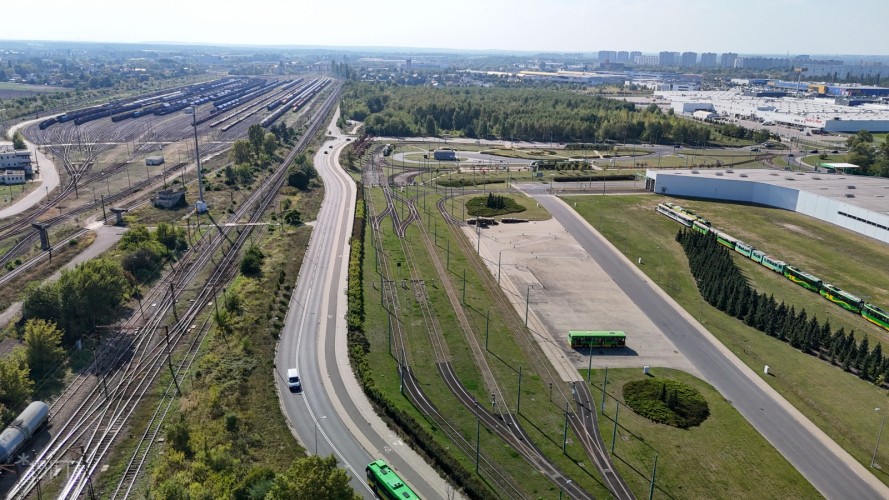 Przy modernizowanej dla ruchu pasażerskiego kolejowej obwodnicy Poznania powstanie osiem węzłów przesiadkowych. Jeden z nich zlokalizowany będzie w okolicy pętli Os. Sobieskiego