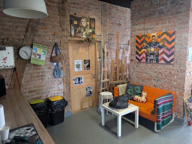 Widok wnętrza budynku ze stolikiem i kanapą