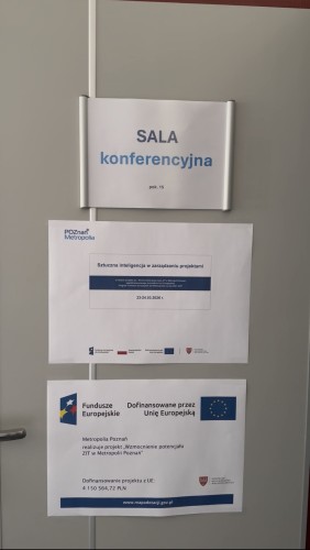 Zdjęcie przedstawia plakaty oraz logotypy projektu.