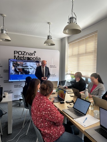 Zdjęcie przedstawia prowadzącego szkolenie, który przemawia do grupy.