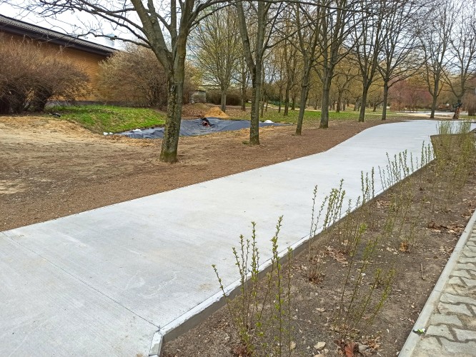 Widok budowanej ścieżki w Parku Czarneckiego.