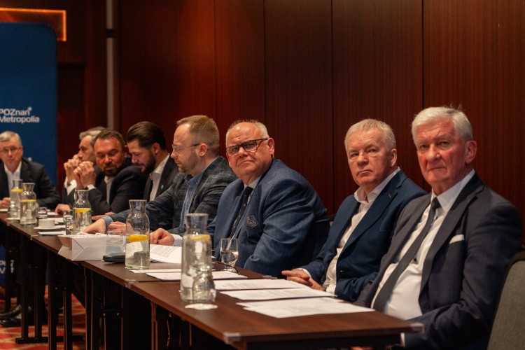 Zdjęcie przedstawia mężczyzn siedzących przy stole.