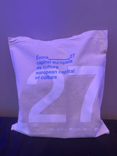 Zdjęcie przedstawia materiałową torbę (merch wydarzenia).