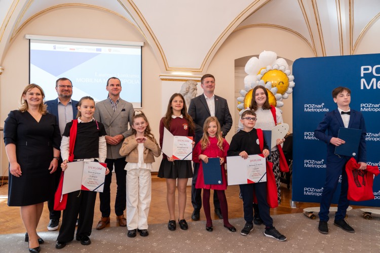 Zdjęcie przedstawia laureatów konkursu pozujących do zdjęcia.
