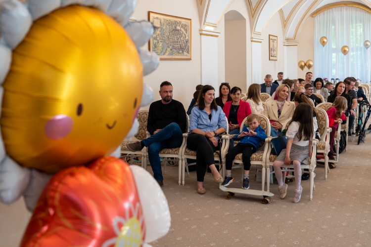 Zdjęcie przedstawia widok na ludzi siedzących na sali.