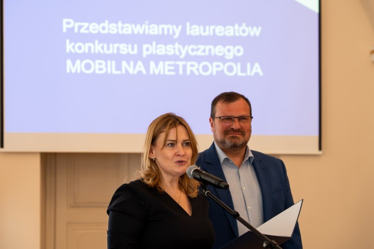 Zdjęcie przedstawia stojących obok siebie kobietę (dyrektorka Metropolii Poznań) oraz mężczyznę (pełnomocnik prezydenta Miasta Poznania ds. Funduszy Europejskich).