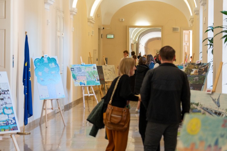Zdjęcie przedstawia korytarz, na którym prezentowane są prace konkursowe. 