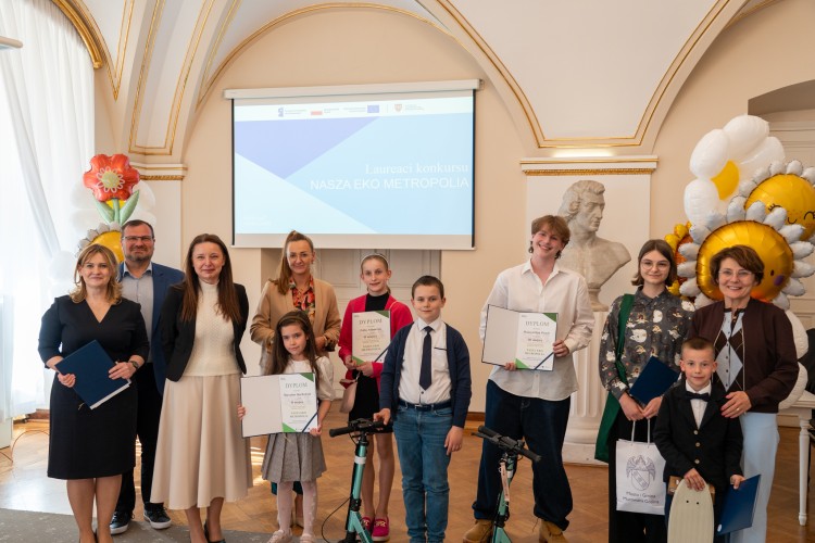 Zdjęcie przedstawia laureatów konkursu pozujących do zdjęcia.