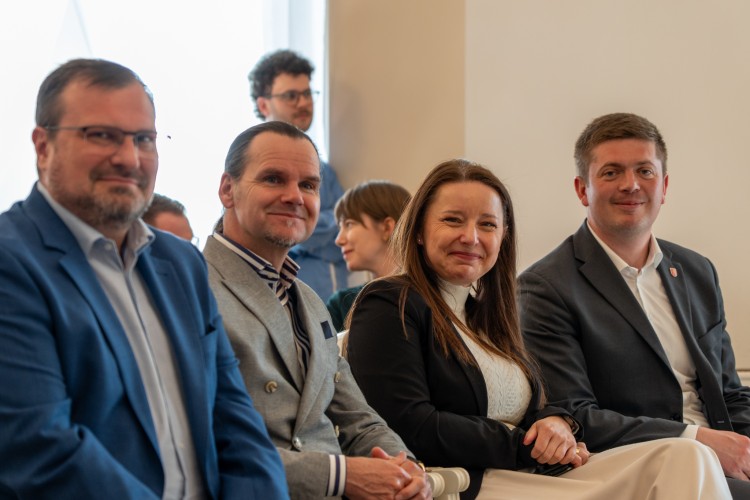 Zdjęcie przedstawia trzech mężczyzn (pełnomocnik prezydenta Miasta Poznania ds. Funduszy Europejskich, burmistrz Szamotuł i burmistrz Śremu) oraz kobietę (burmistrz Murowanej Gośliny).