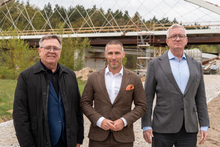 Zdjęcie przedstawia trzech pozujących mężczyzn. Kolejno od lewej: starosta poznański, wójt Czerwonaka oraz prezydent Poznania.