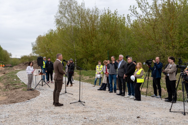 Zdjęcie przedstawia ludzi uczestniczących w konferencji prasowej.