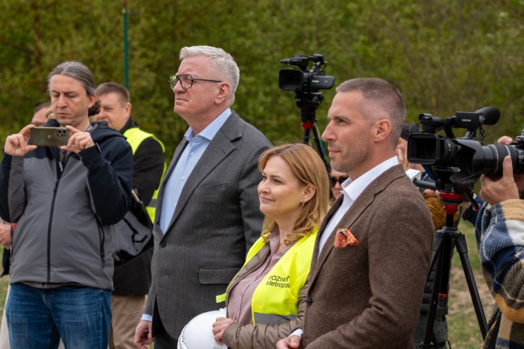 Zdjęcie przedstawia dwóch mężczyzn (wójt Czerwonaka oraz prezydent Poznania) i kobietę (dyrektorka Metropolii Poznań).