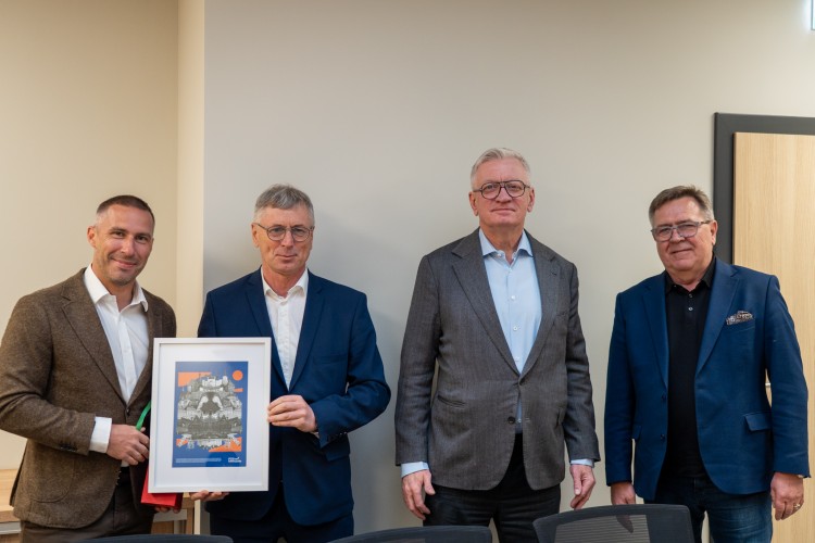 Zdjęcie przedstawia czterech pozujących mężczyzn (wójt Czerwonaka, burmistrz Swarzędza, prezydent Poznania oraz starosta poznański).