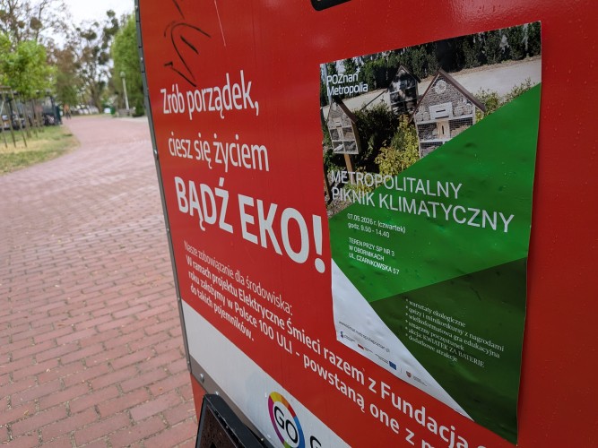 Widok plakatu promującego piknik wiszącego na terenie miasta