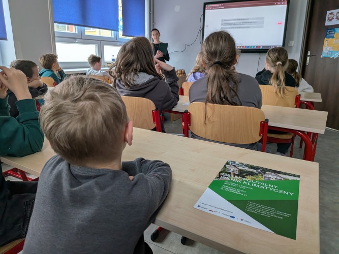 Grupa młodzieży podczas warsztatów w sali