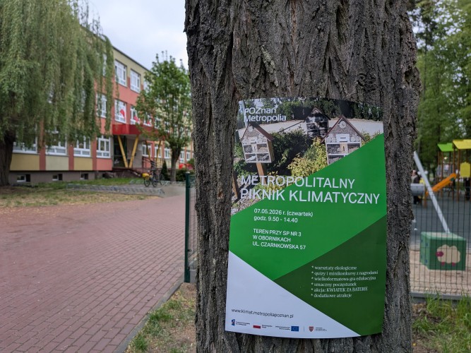 Widok plakatu promującego piknik wiszącego na terenie miasta