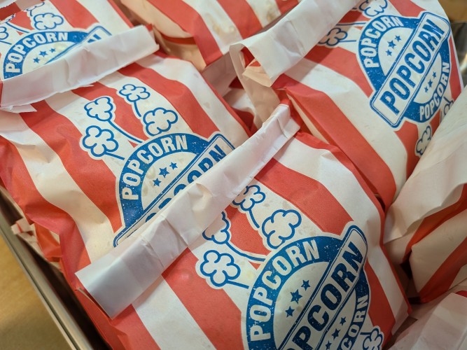 Widok cateringu - paczki z popcornem