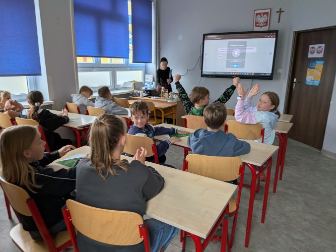 Grupa młodzieży podczas warsztatów w sali