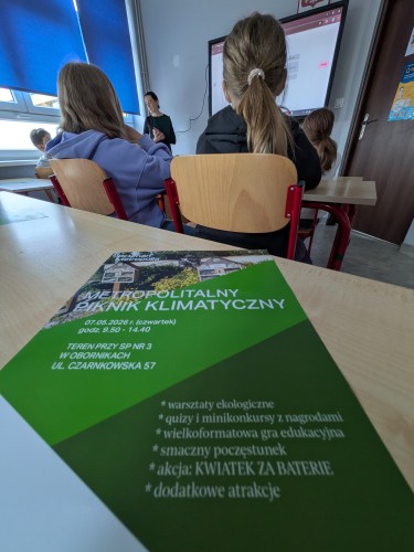 Sala warsztatowa na pierwszym planie plakat z napisem METROPOLITALNY PIKNIK KLIMATYCZNY 