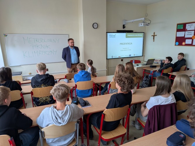 Warsztaty z udziałem młodzieży w sali szkolnej, w tle napis METROPOLITALNY PIKNIK KLIMATYCZNY 
