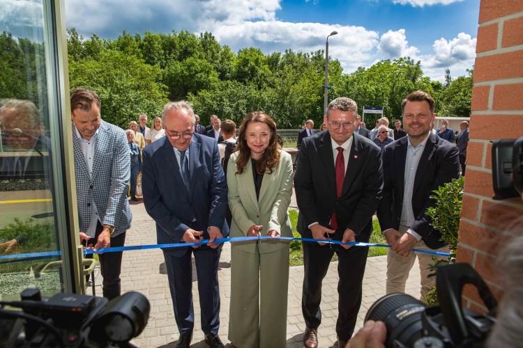 Zdjęcie przedstawia włodarzy przecinających wstęgę.
