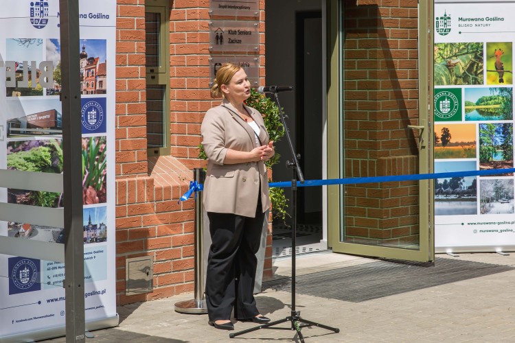 Zdjęcie przedstawia przemawiającą kobietę (dyrektorka Metropolii Poznań).