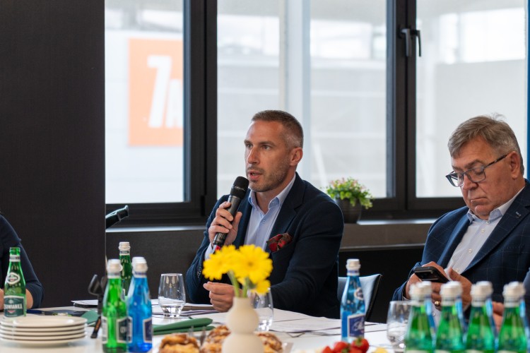 Zdjęcie przedstawia dwóch mężczyzn obok siebie (wójt Czerwonaka i starosta poznański).
